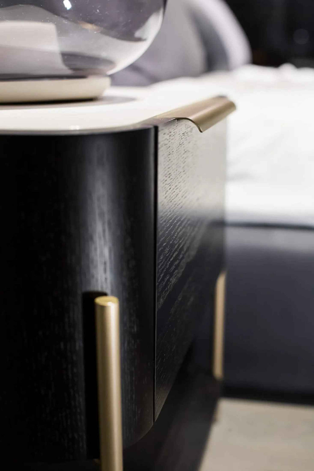 Table de chevet élégante et fonctionnelle pour les chambres modernes