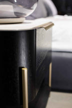 Table de chevet élégante et fonctionnelle pour les chambres modernes