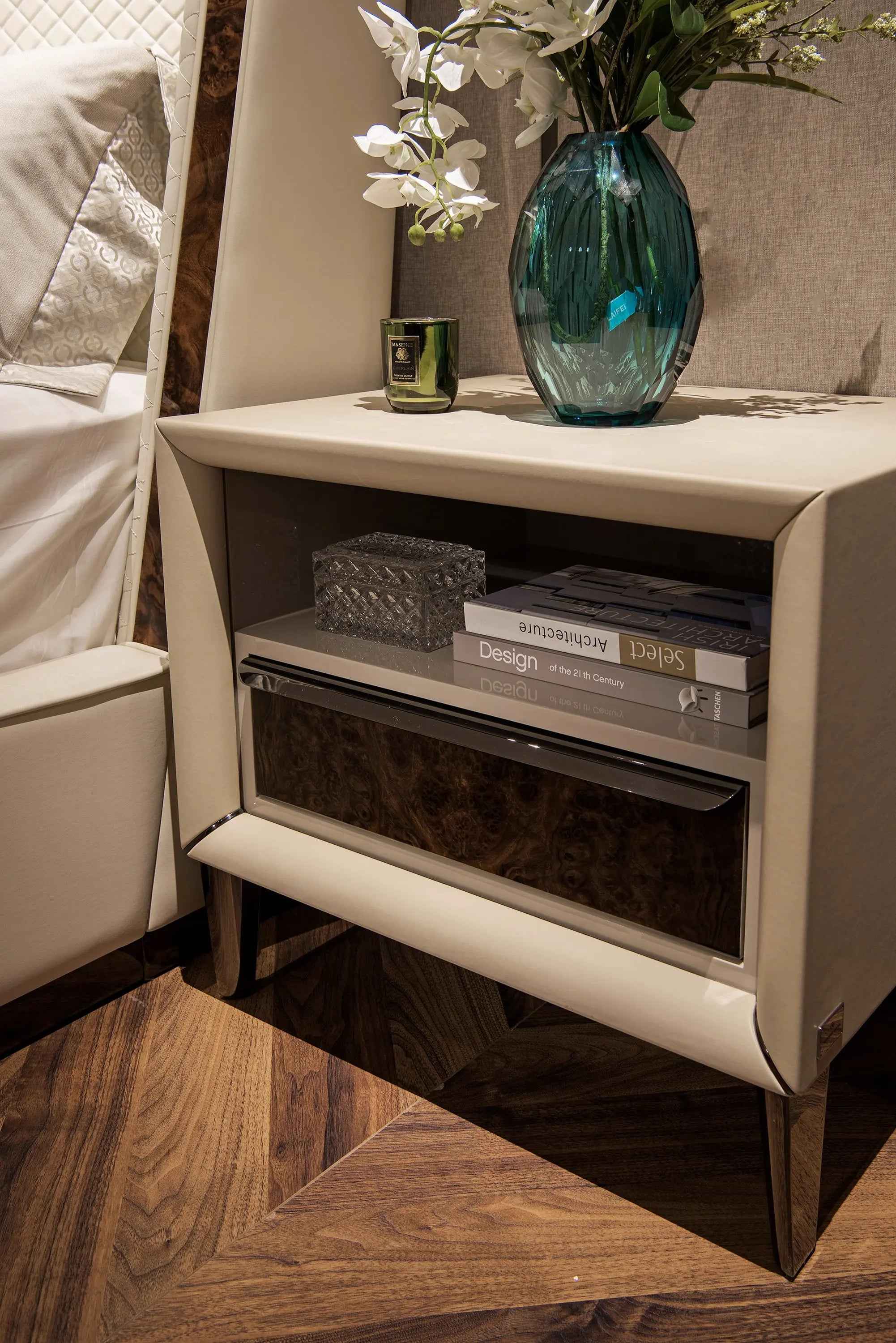 Table de chevet classique en cuir pour chambres élégantes