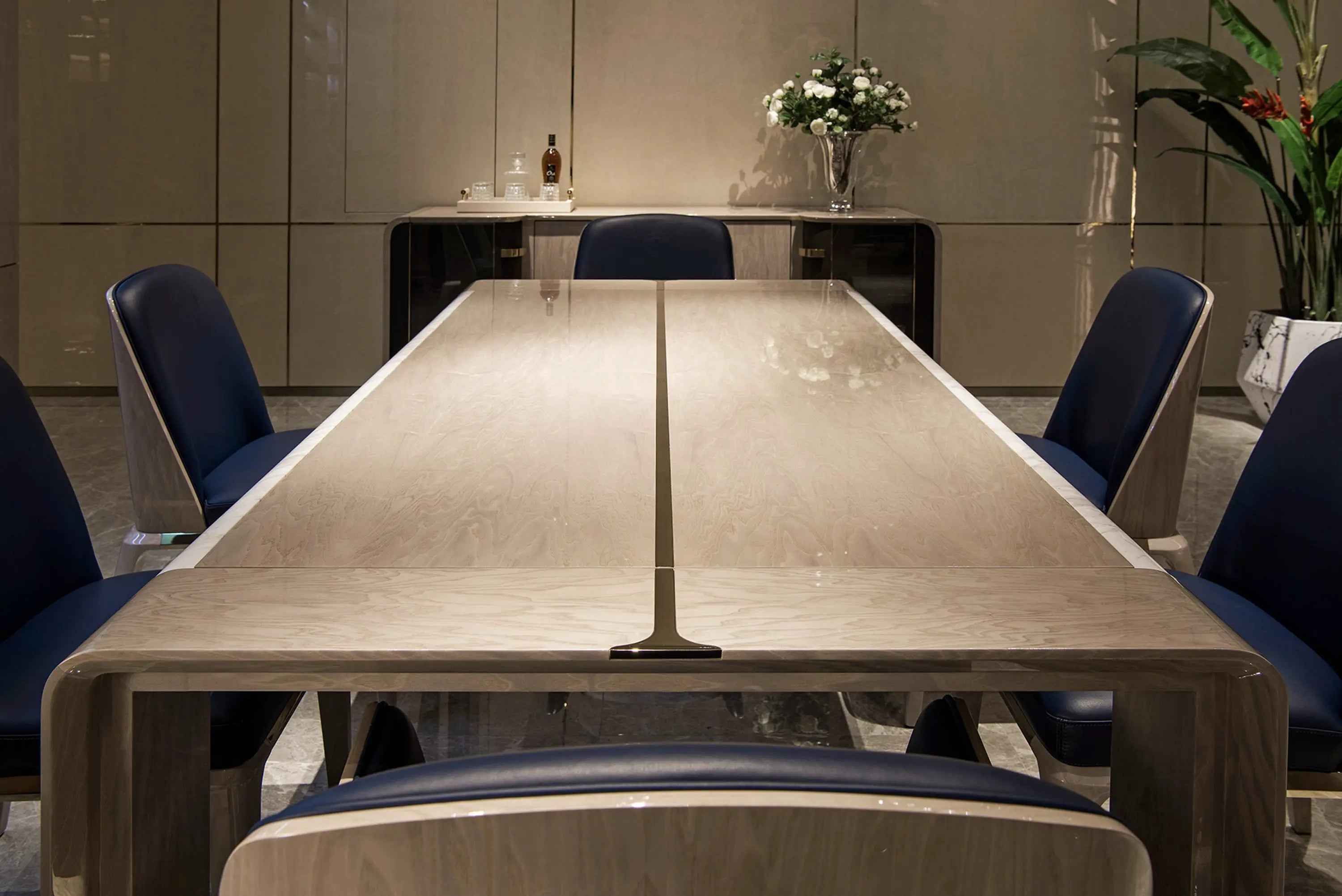 Table à manger rectangulaire en marbre très brillant pour intérieurs modernes haut de gamme
