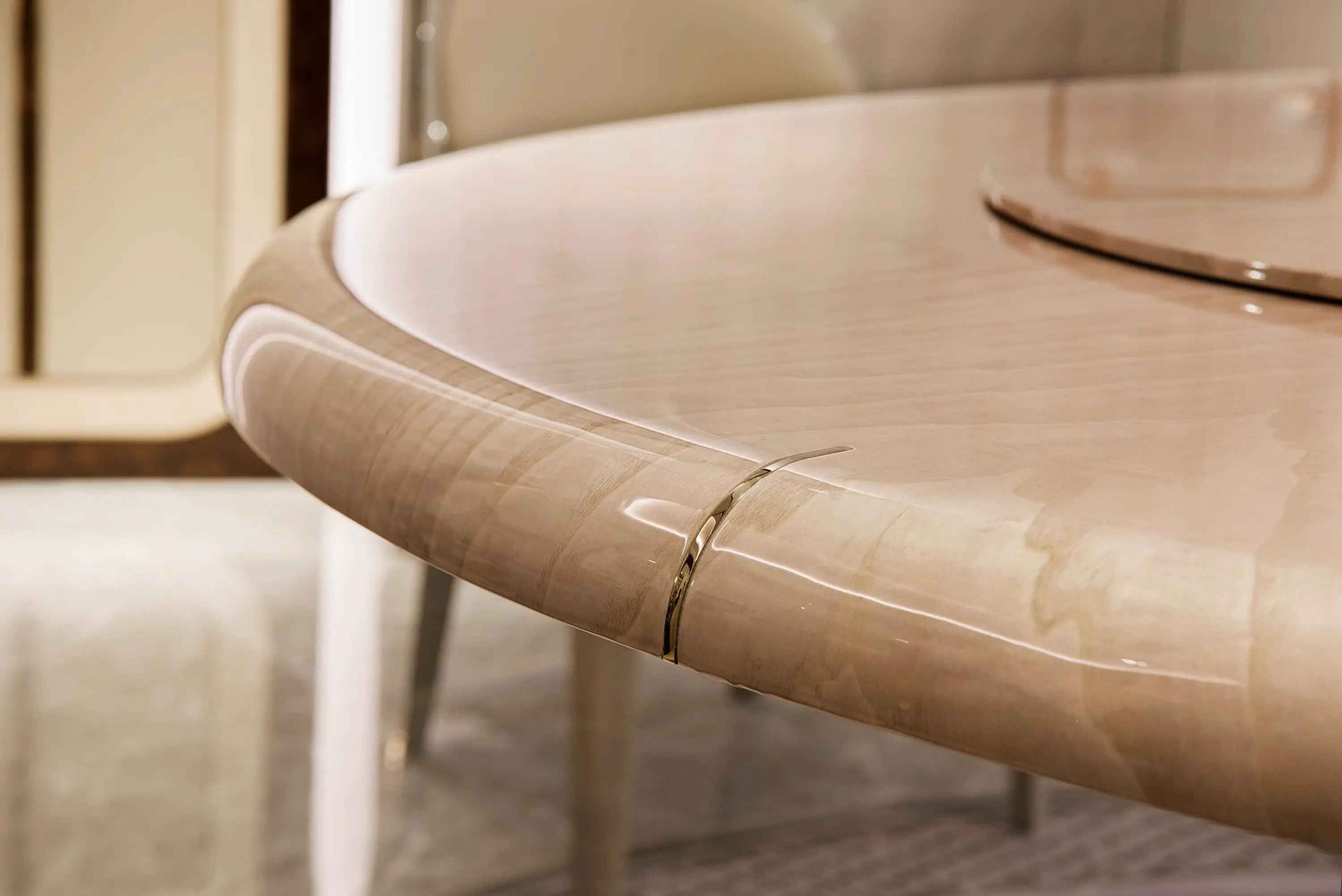 Table de salle à manger de luxe ronde avec piètement en métal et plateau en placage bois