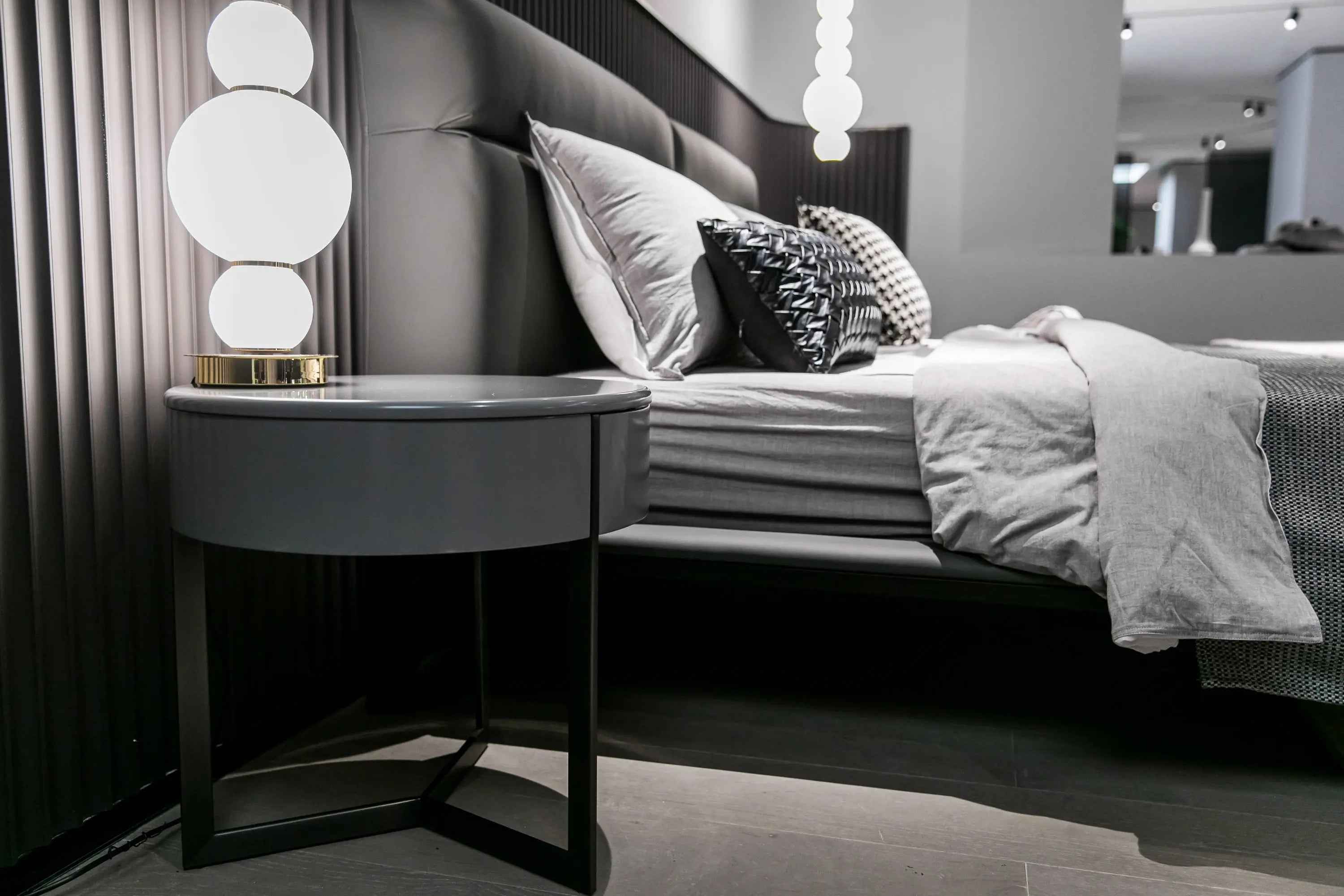 Table de chevet grise élégante pour chambres modernes