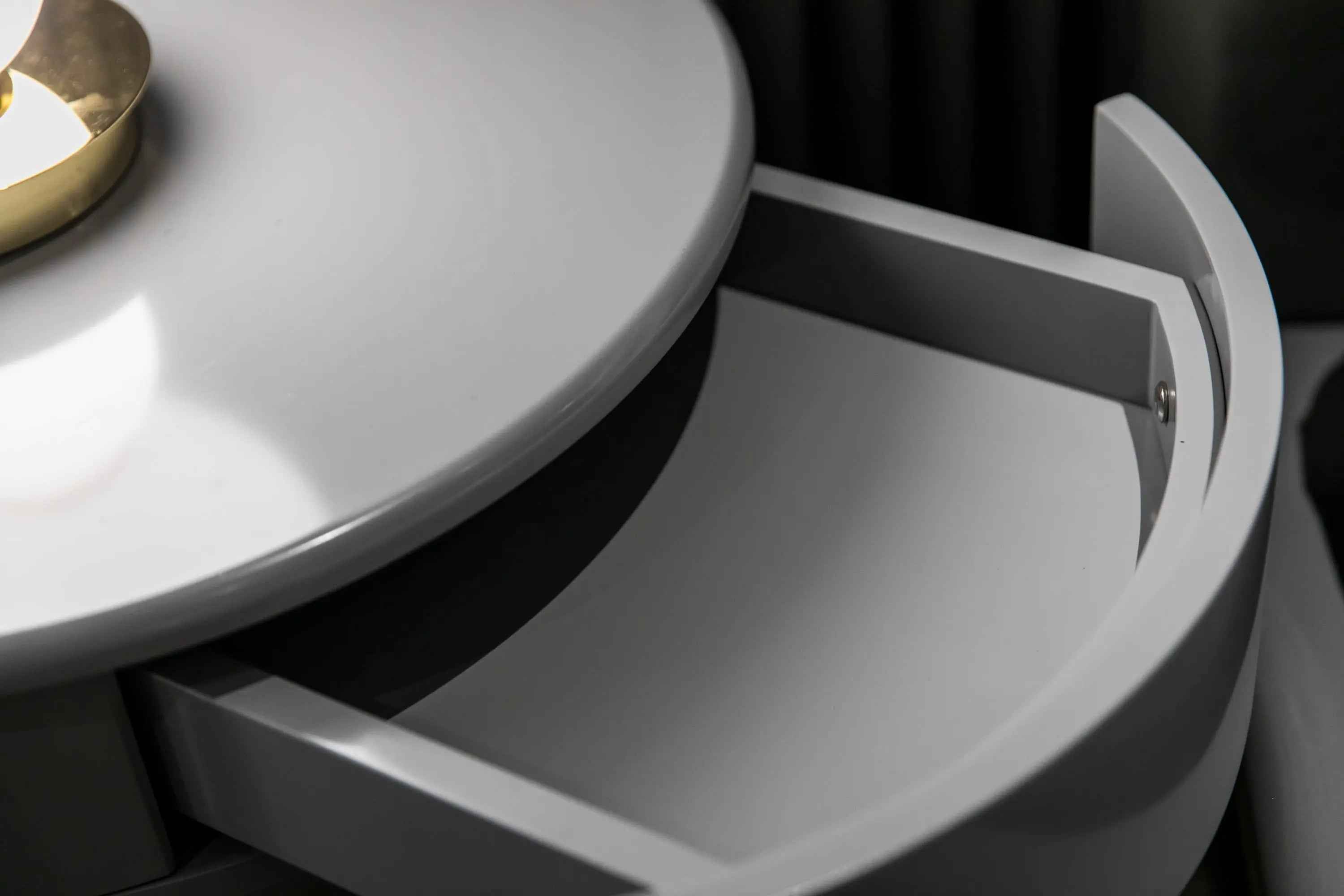 Table de chevet grise élégante pour chambres modernes