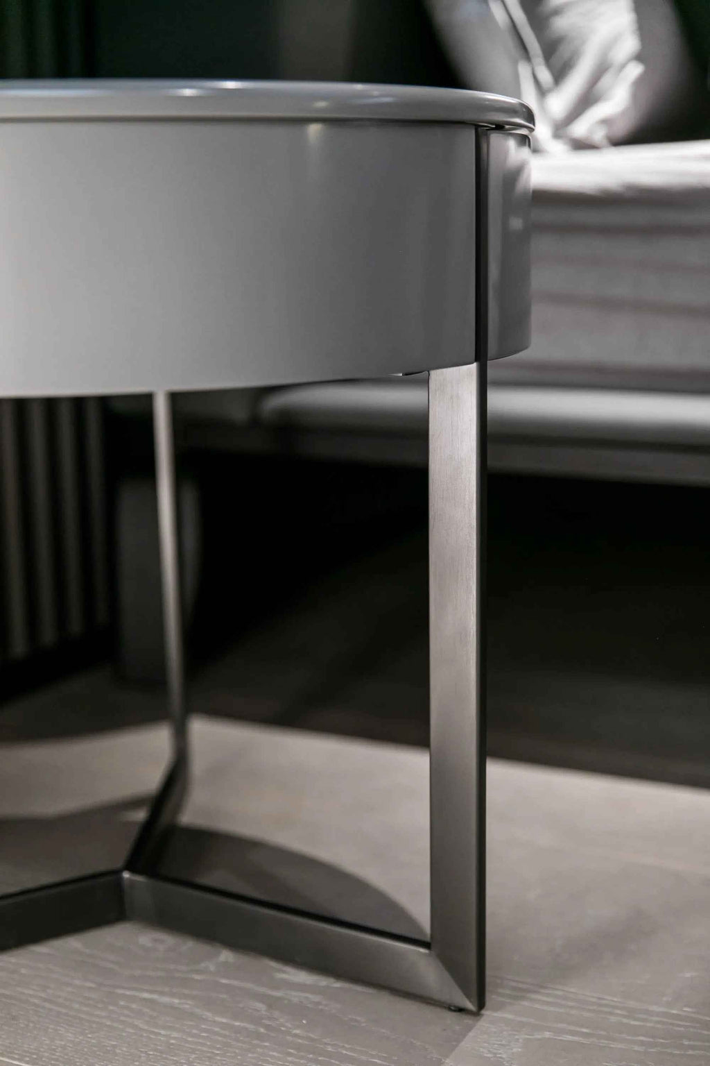 Table de chevet grise élégante pour chambres modernes
