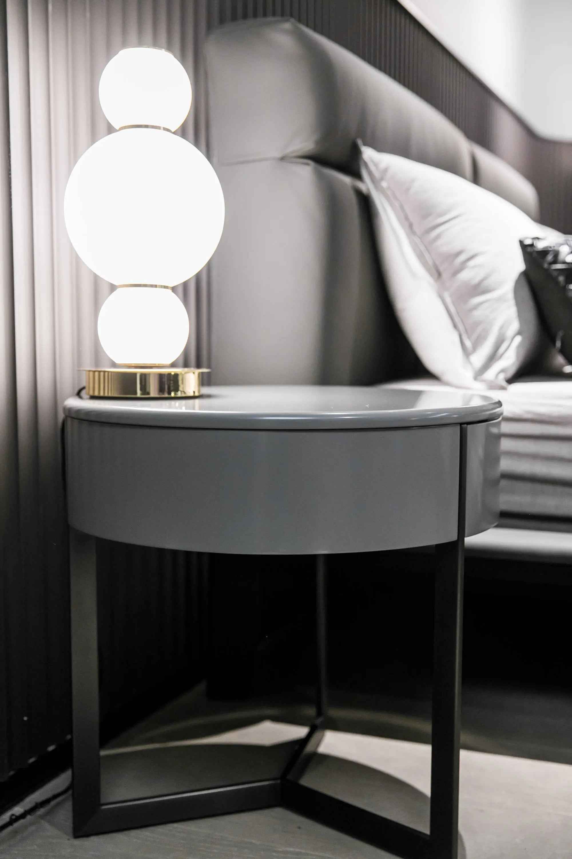 Table de chevet grise élégante pour chambres modernes