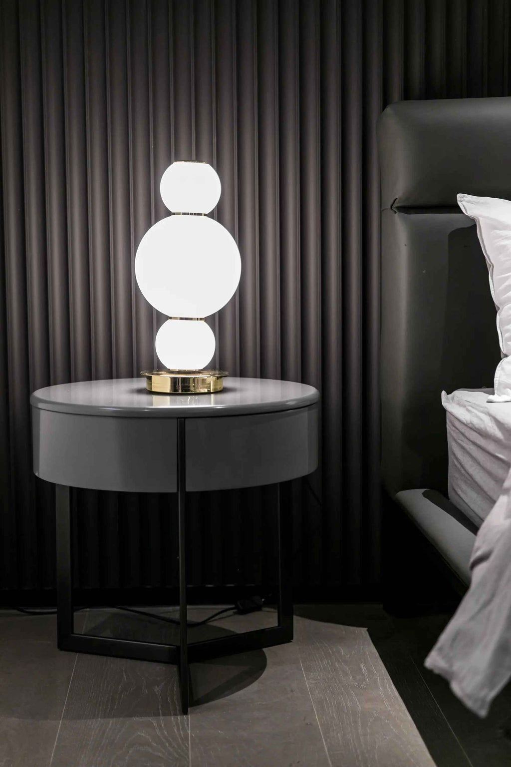 Table de chevet grise élégante pour chambres modernes