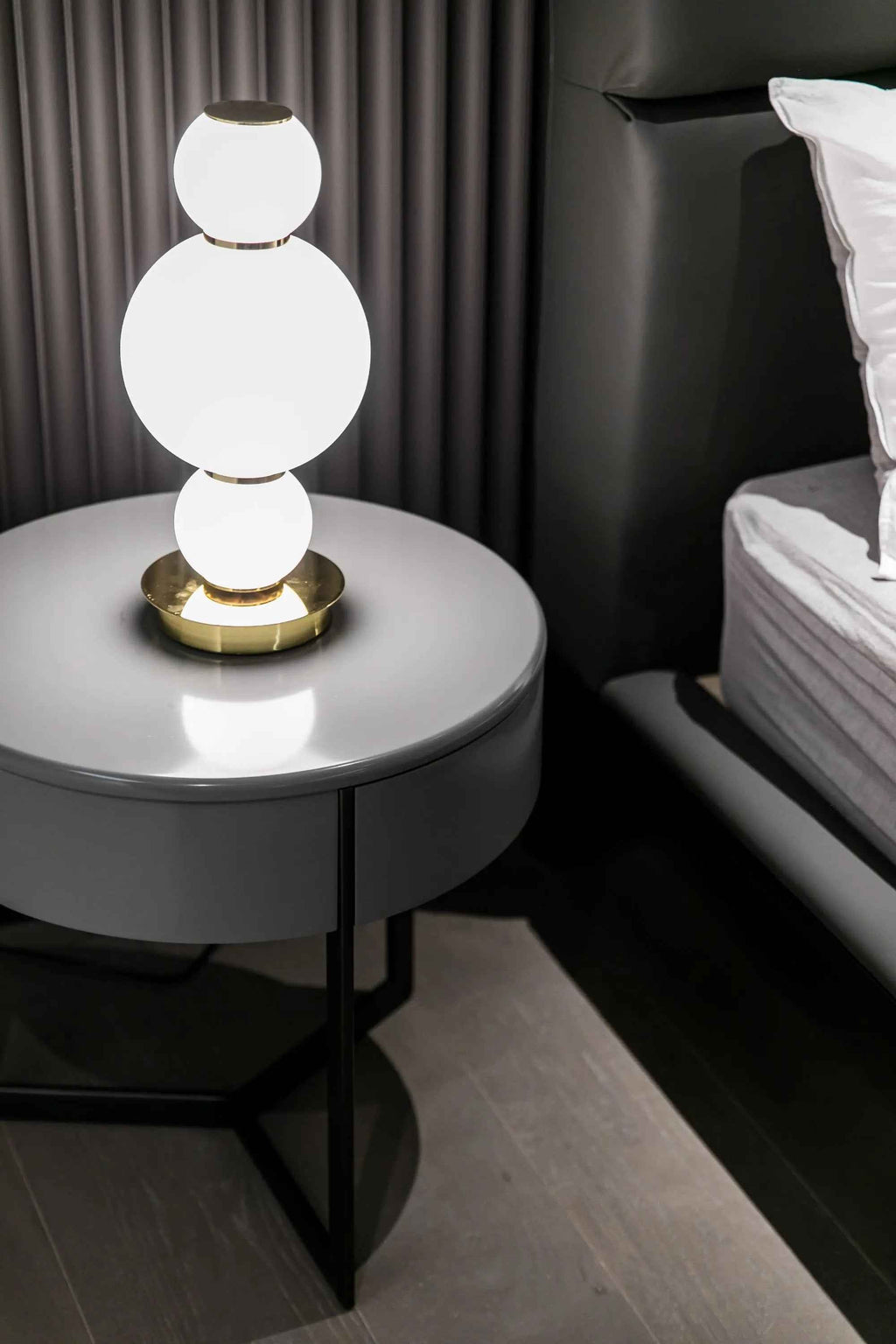 Table de chevet grise élégante pour chambres modernes