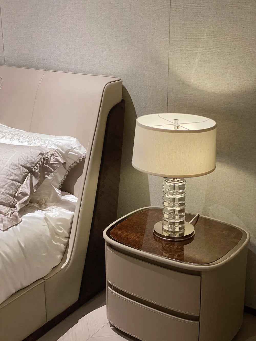 Table de chevet élégante pour intérieurs modernes