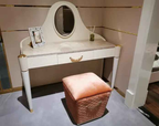 Coiffeuse en cuir blanc avec miroir pour chambres élégantes