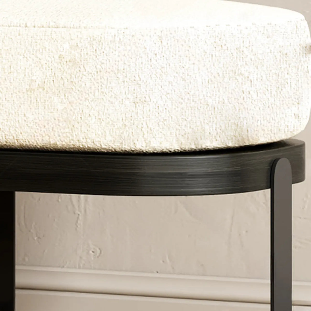 Banc court rembourré en bois beige moderne