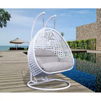 LeisureMod Fauteuil suspendu œuf 2 places avec support - Balançoire / hamac de patio en rotin osier pour extérieur/intérieur avec coussins