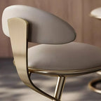 Tabouret de bar élégant en cuir beige avec cadre en métal doré de luxe